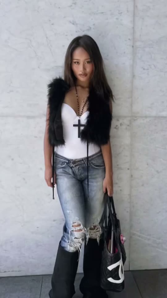 Y2K outfit with ripped jeans