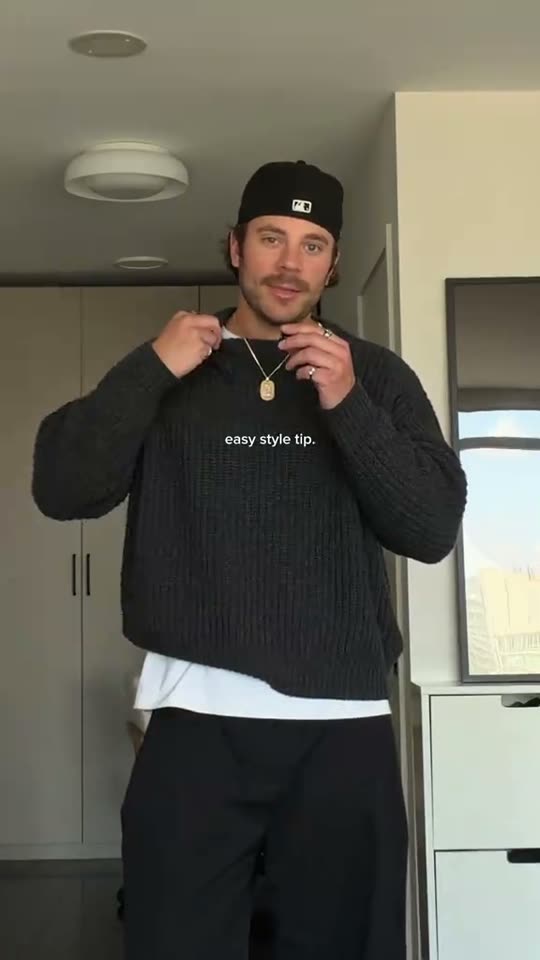 Man showing an easy style tip