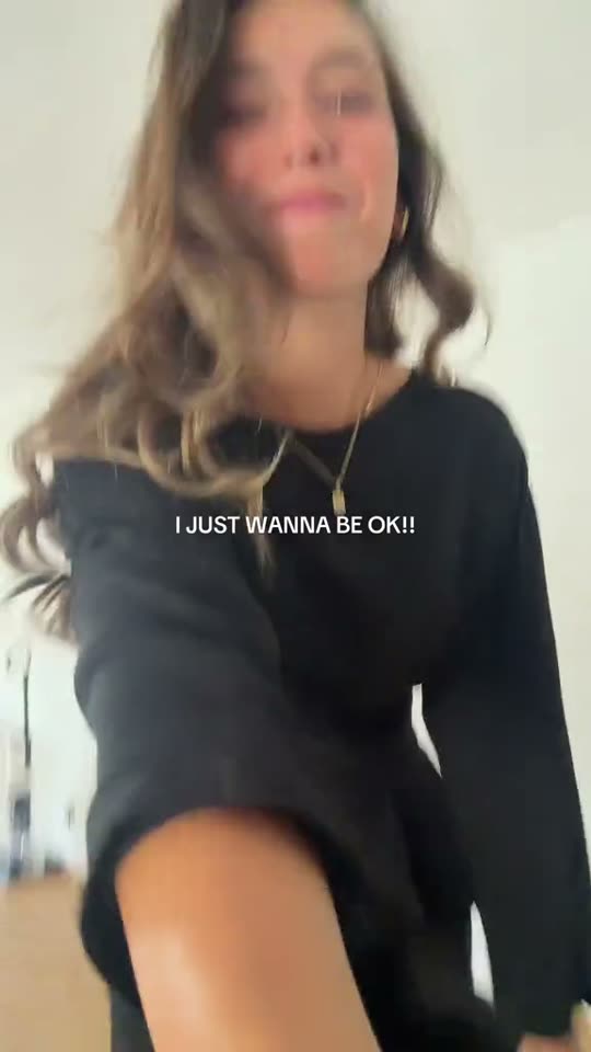 Woman dancing to "justwanttobeok" trend
