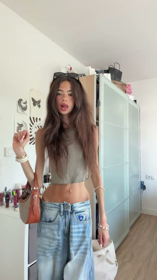Girl shows off casual outfit