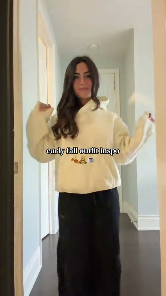 Showing early fall outfit inspiration