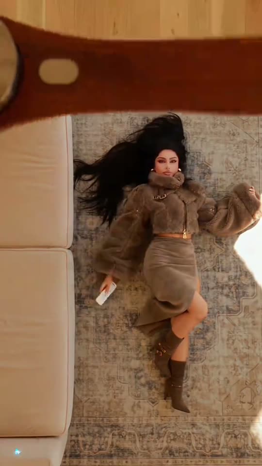 Fan transition into fur outfit