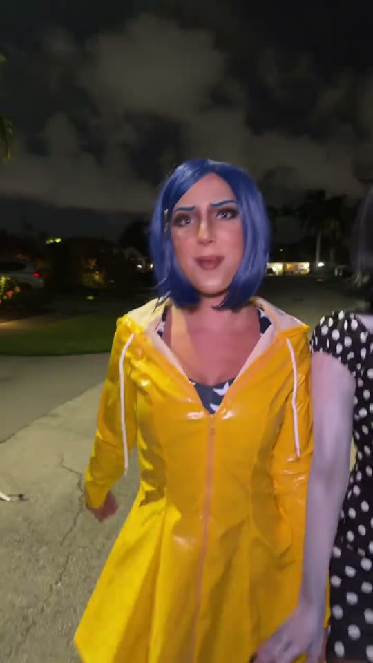 Coraline cosplay in yellow raincoat