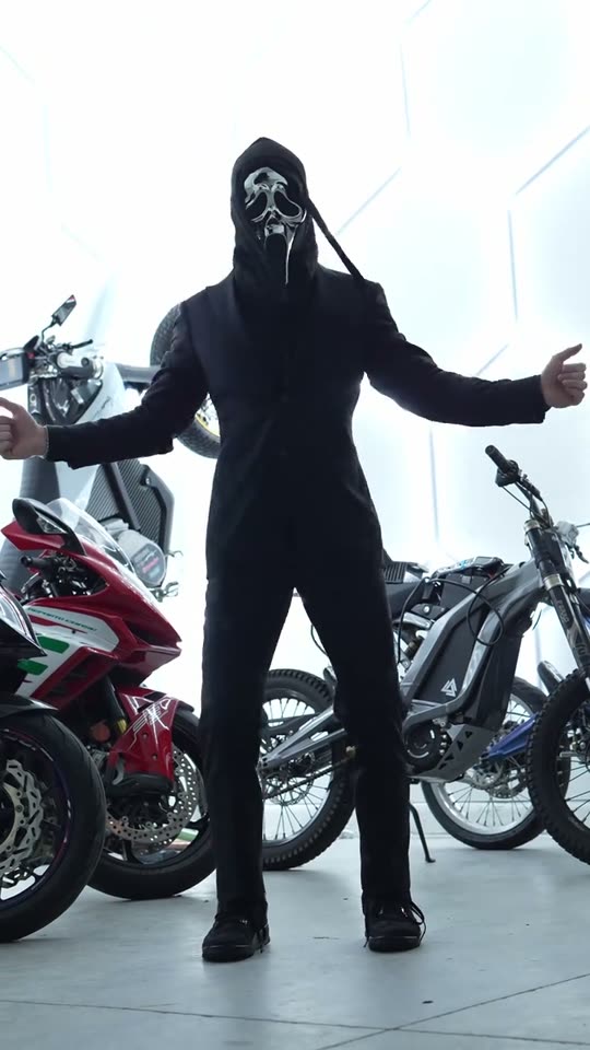 Man in Scream mask
