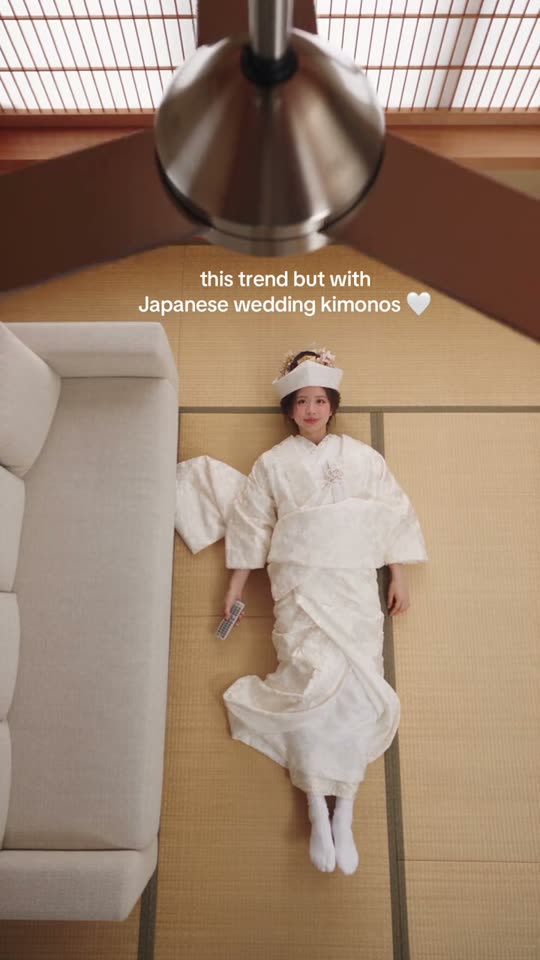 Fan transition into wedding kimonos