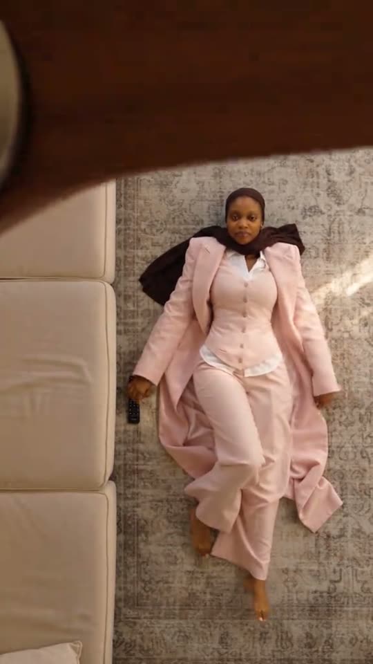 Fan transition into pink suit