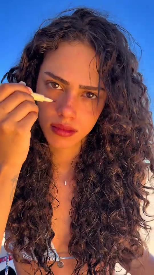 Applying makeup to salty hair